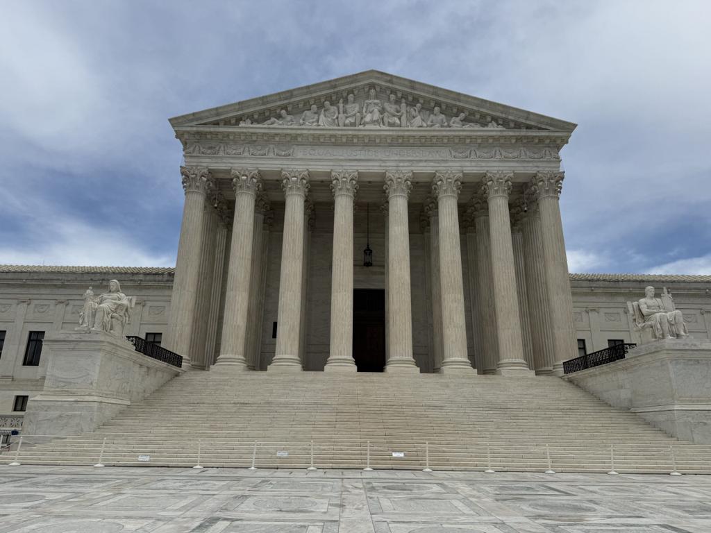 Senate Advances Bills to Allow Cameras in Supreme Court