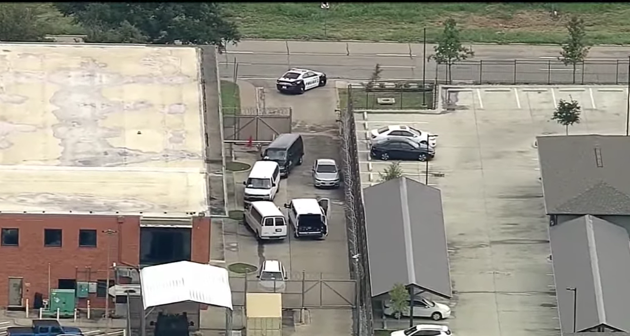 FBI Investigates Dallas Shooting; Apps Used by Suspect Remain Available