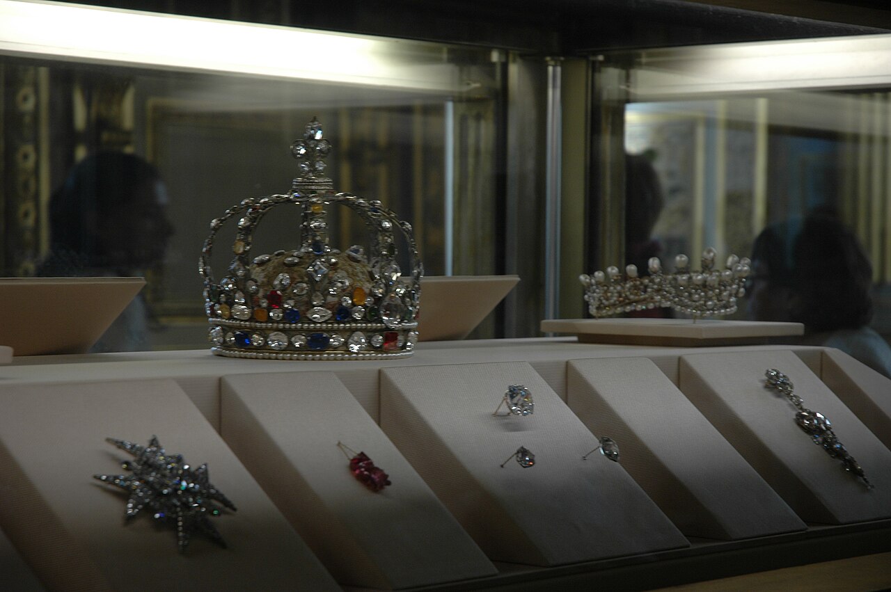 Canterbury Cathedral Defaced Amid Louvre Heist